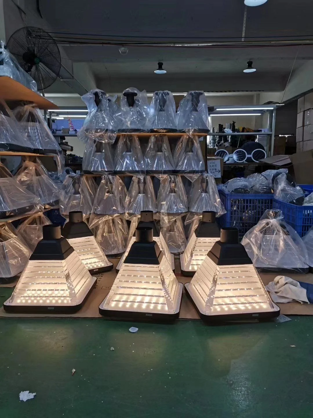 New Design Outdoor LED Light IP65 LiFePO4 Battery Solar Lawn Garden Light