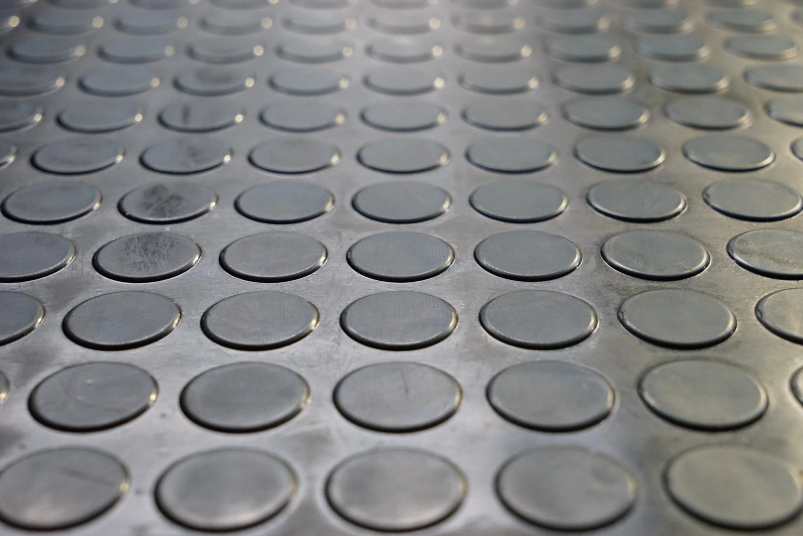 Round rivet factory floor mats rubber sheet